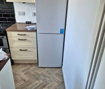 2 Bed Flat, Witts Hill, SO18 - Photo 3