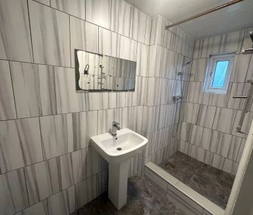 6 Bedroom 2 Bathroom Apartment - Photo 3