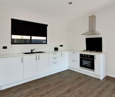 Spacious Two Bedroom Flat - Photo 3