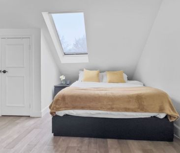 Toronto Furnished Rental - Elegant 1 Bed, 1 Bath with Patio and Air... - Photo 3