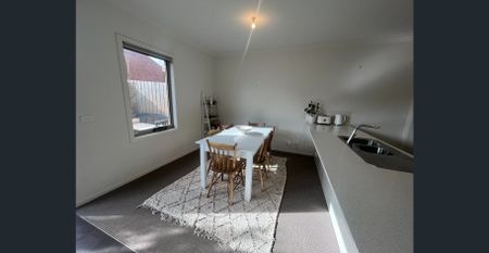 Modern 3-Bedroom Townhouse in Prime Location - Photo 5