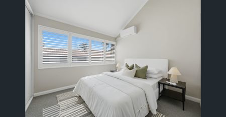 Spacious 4-Bedroom Townhouse in Gladesville with Double Garage - Photo 4