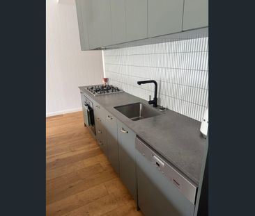 EXECUTIVE STYLE LIVING, JUST A SHORT STROLL TO THE CITY, SECURE CAR... - Photo 6