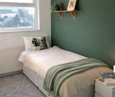 1 bedroom in a house share to rent - Photo 2