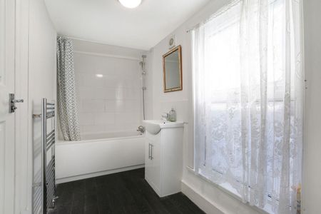 4 bedroom House To Let Total Size: 1411 SQ FT - Photo 2