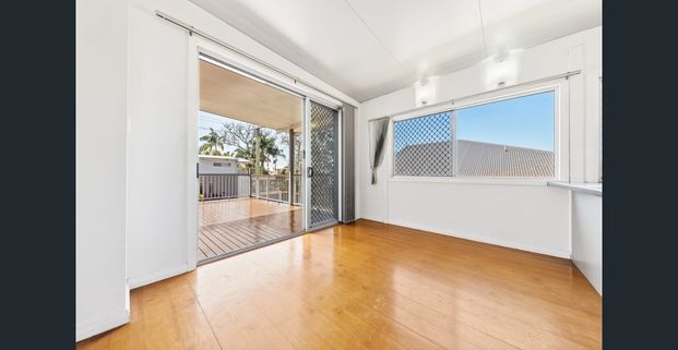 Inner-city home with huge entertainer's deck - Photo 1