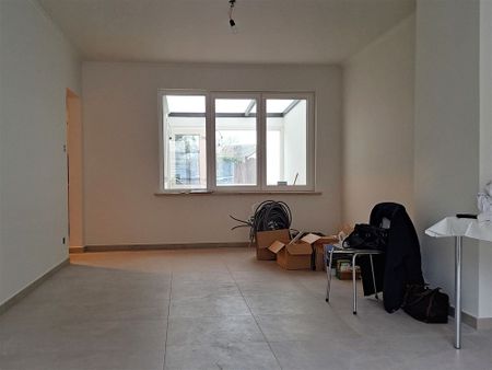 Gerenoveerde woning met 2 slaapkamers en dressing/bureel. Mooie tuin met tuinhuis. Instapklaar. - Foto 3