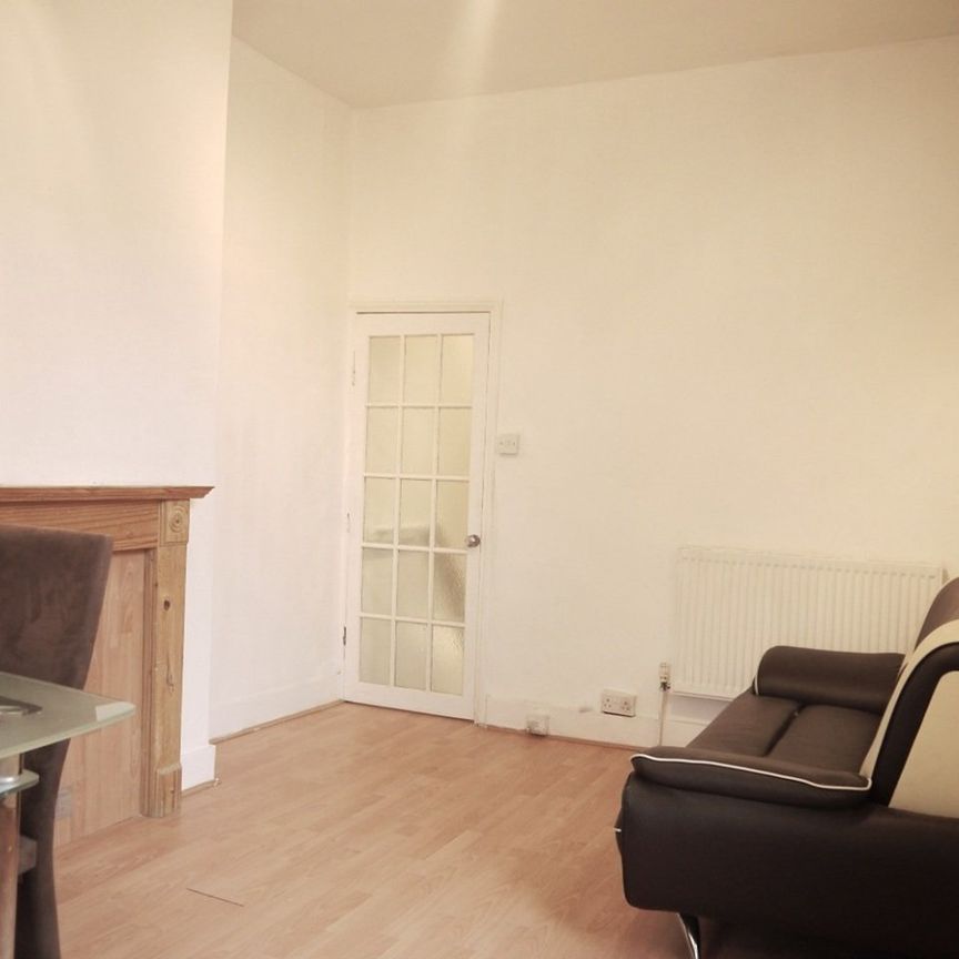 3 Bed Flat, Ling Road, E16 - Photo 1