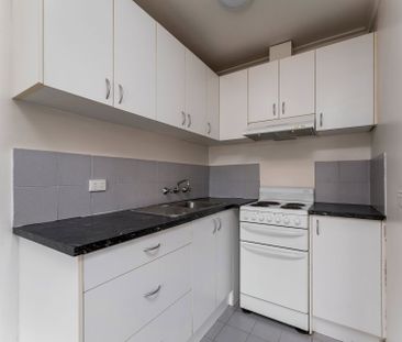 ONE BEDROOM APARTMENT IN QUIET BLOCK - Photo 1