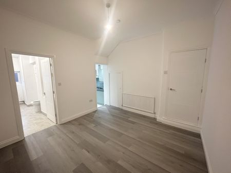 4 Bed Semi-Detached House, Valnay Street, SW17 - Photo 3