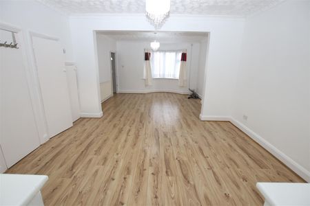 3 bedroom End Terraced to let - Photo 3