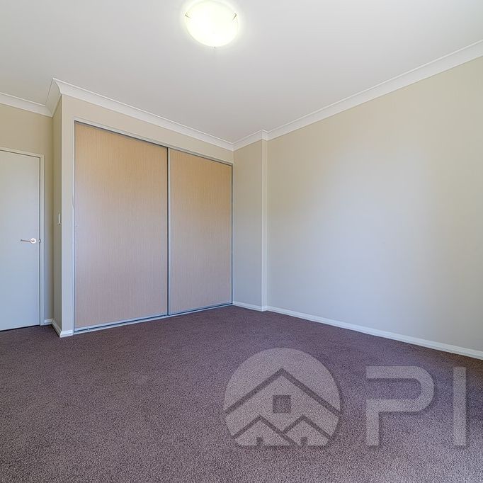 Spacious two bedrooms apartment for lease ! Walking distance to Stock land shopping ! - Photo 1