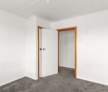 Home in the heart of the popular Elgin suburb - Photo 3