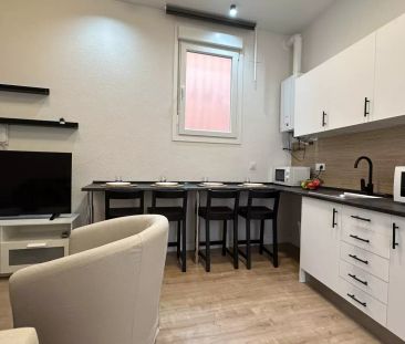 Room in a shared 6-bedroom apartment for rent in Valdeacederas. - Foto 3