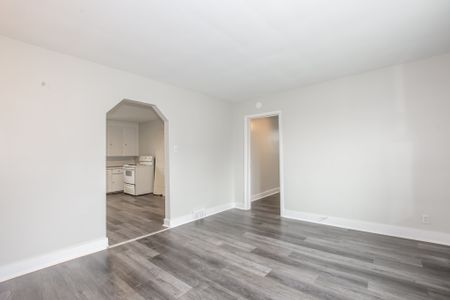 Cozy 2 Bedroom Upper Unit in Welland!! - Photo 3