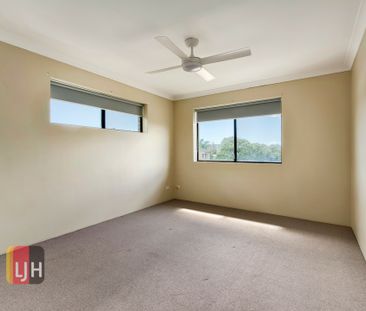 ONE OF THE BIGGEST TWO BEDROOM UNITS IN PRIME LOCATION! - Photo 4