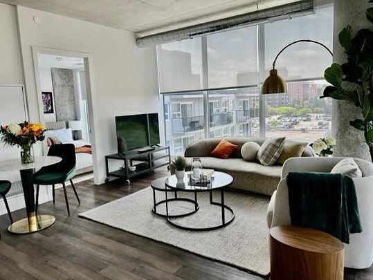 In the middle of it all, but a world apart! - Photo 1