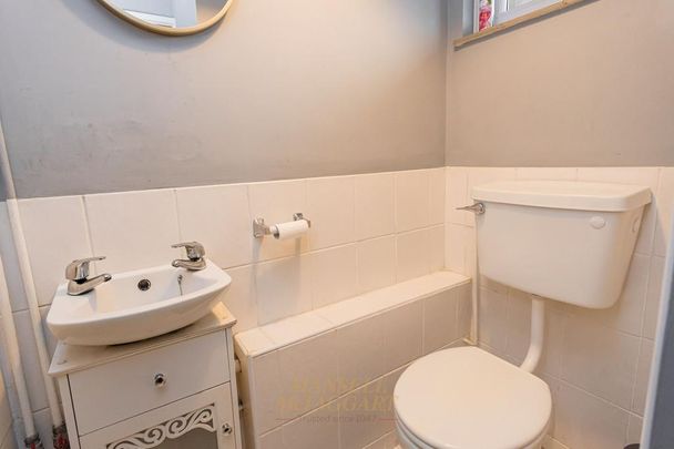 4 bedroom end of terrace house to rent - Photo 1