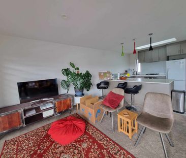 NEW LYNN - WELL PRESENTED TOWNHOUSE - Photo 3