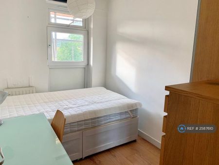 4 bedroom flat to rent - Photo 3