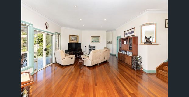 Spacious 5 Bedroom Family Home with 3 Bathrooms & Double Garage - Photo 1