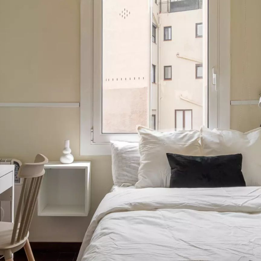 Room in a shared 8-bedroom apartment for rent in Vila de Gràcia. - Photo 1