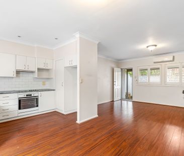 Stylish Townhouse - Photo 2