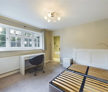 5 bedroom House in Mountbatten Rise, Sandhurst - Photo 3
