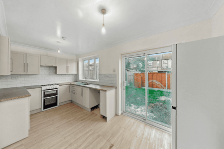 Flanders Road, London, E6 - Photo 5