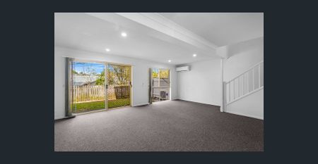 3 BEDROOM TOWNHOUSE, LOCATED IN THE ARUNDEL LINKS GATED COMPLEX!! - Photo 2