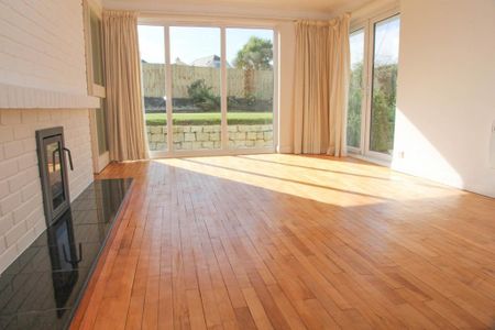 4 bedroom detached bungalow to rent - Photo 2