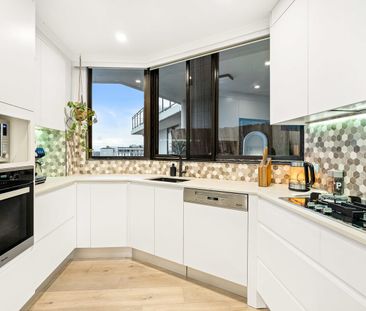 Bright & Spacious Penthouse in Prime Location - Photo 4