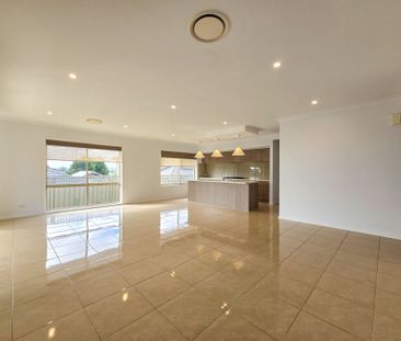 Spacious & Stylish Family Living in a Quiet Rosemeadow Cul-de-Sac - Photo 4