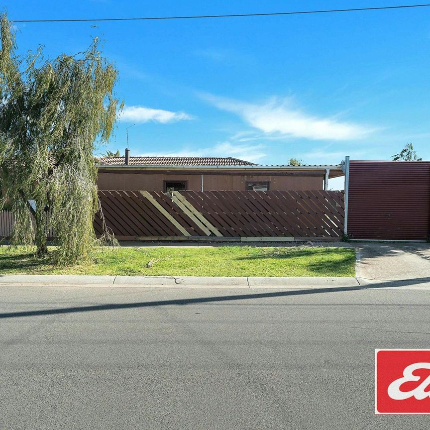 Beautiful Family Home In Prime Location!! - Photo 1