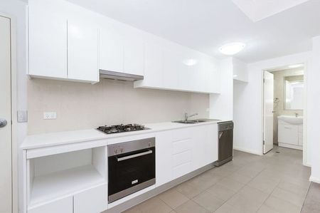 Modern Conveniently Located Apartment - Photo 3