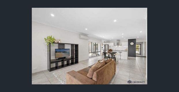 Modern Family Living with Multiple Living Spaces – Pimpama - Photo 1