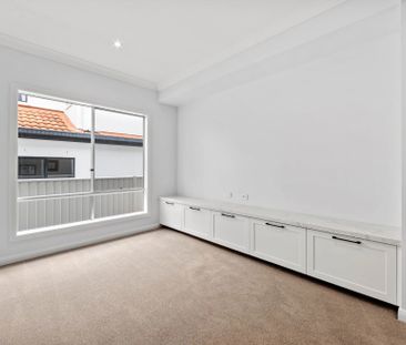 Sophisticated Coastal Sanctuary - Photo 4