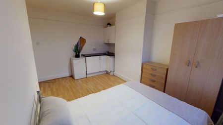 1 bedroom in a house share to rent - Photo 2