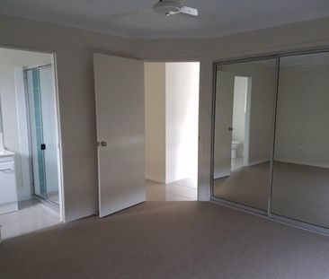 :: MODERN HOME IN CONVENIENT LOCATION! - Photo 2