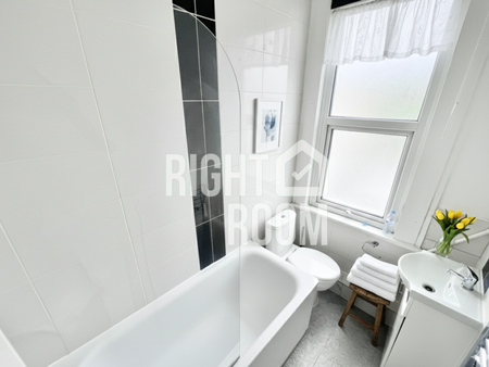 Room 1, Grosvenor Road, Forest Gate, London E7 - Photo 2
