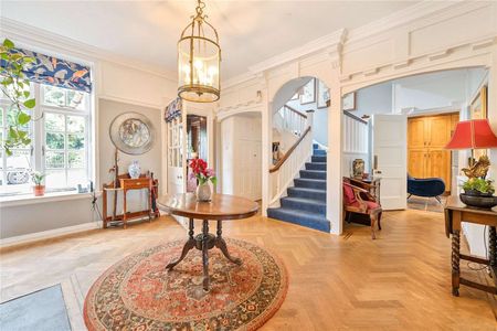 A substantial detached Edwardian property with beautiful South facing gardens in a fantastic location. - Photo 5
