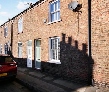 Spacious 2 bedroom house next to Acomb highstreet - Photo 3