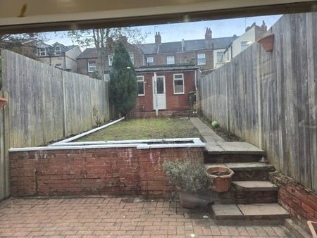 Room in a Shared House, Russell Street, LU1 - Photo 3