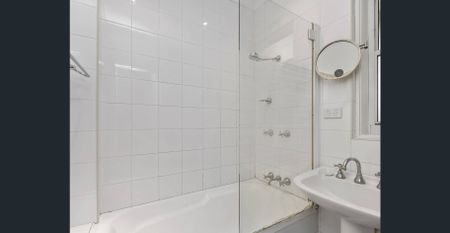 Unfurnished One-Bedroom Apartment in Iconic Art Deco Building - Photo 4