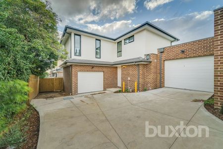 THREE BEDROOM TOWNHOUSE - Photo 2