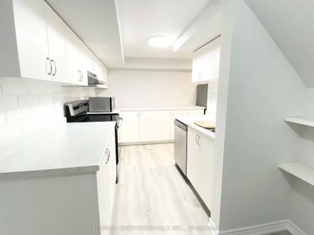 77 Roseneath Crescent #Lower - Photo 3