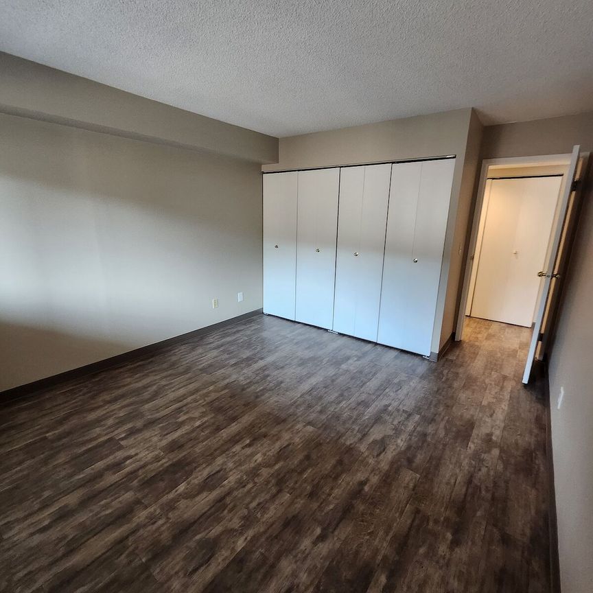 100 10A Street NW, Calgary - Photo 1