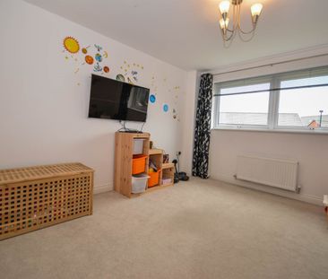 6 bed detached house to rent in Elford Avenue, Greenside, NE13 - Photo 3