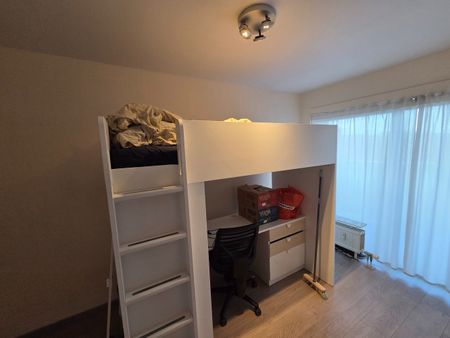 Volledig gerenoveerd tweeslaapkamer appartement inclusief garagebox en terras op toplocatie! - Photo 2