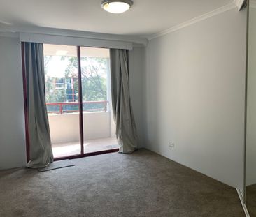Spacious Apartment in the Prestigious Darlington Complex - Photo 5